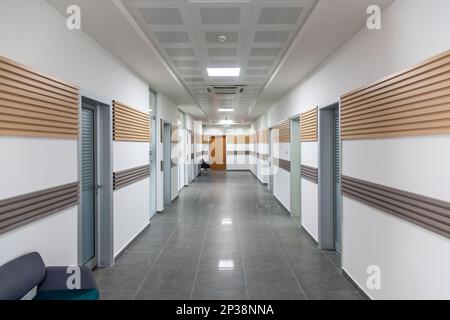 Vuoto moderno corridoio di ufficio con prospettiva ridotta e nessuna gente Foto Stock