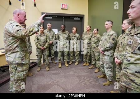 Bob Harter, generale comandante della Divisione di preparazione 81st, parla ai consiglieri della Carriera della Riserva dell'Esercito dopo una cerimonia di ripresentazione di massa che ha ospitato nella sede della Divisione Sabato. Un team di consiglieri di carriera di tre battaglioni sotto l'Army Reserve Careers Group ha aiutato ad organizzare questo evento chiamando circa 500 soldati che erano all'interno della loro finestra di riascolto. Più di 20 soldati che rappresentano più di 10 unità hanno partecipato a questa cerimonia. Il generale Harter ha preso il tempo di parlare con tutti i membri della famiglia che sono venuto per sostenere il loro Soldato. Foto Stock