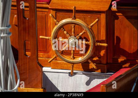 Particolare di un timone in legno alla settimana classica di Monaco Foto Stock