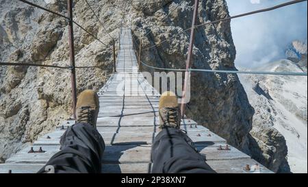 Tourist sul ponte sospeso a Monte Cristallo, Alpi dolomitiche, Italia Foto Stock