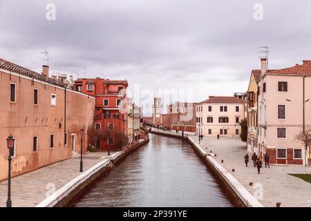 Canale di Venezia che conduce all'arsenale veneziano (foto in stile vintage) Foto Stock