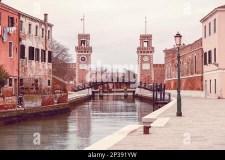 Canale di Venezia che conduce all'arsenale veneziano con ponte in legno (Ponte de l'arsenale) Foto in stile vintage Foto Stock