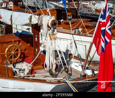 Le regate classiche degli yacht sono universalmente riconosciute come alcuni degli eventi sportivi più spettacolari e divertenti al mondo Foto Stock