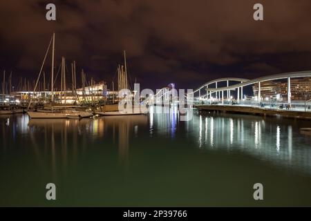 Città di Barcellona in Catalogna, Spagna, notte a Rambla de Mar e yacht a vela a Port Vell con il centro commerciale Maremagnum sullo sfondo. Foto Stock