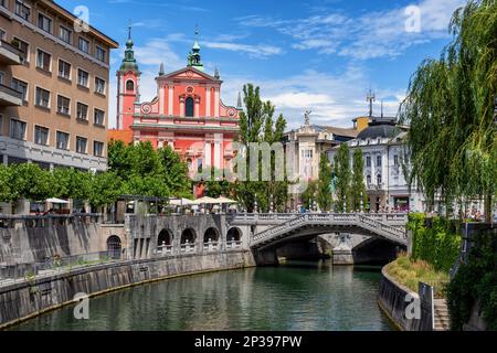 Città di Lubiana in Slovenia, Ponte triplo sul fiume Lubiana e Chiesa Francescana dell'Annunciazione in Piazza Preseren, pittoresco cuore di Foto Stock