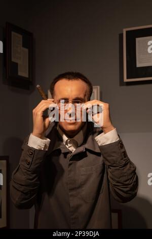 Bertolt Brecht nel museo delle cere di Madame Tussauds a Berlino, Germania. Figura di cera di professionista di teatro tedesco, drammaturgo e poeta. Foto Stock
