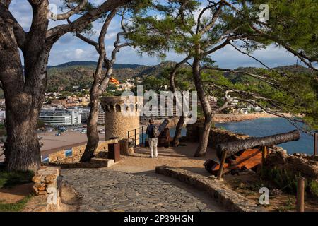 Tossa de Mar sulla Costa Brava in Catalogna, Spagna, Cap de Tossa promontorio panoramico con muro, torre e cannoni medievali che proteggono la costa. Foto Stock