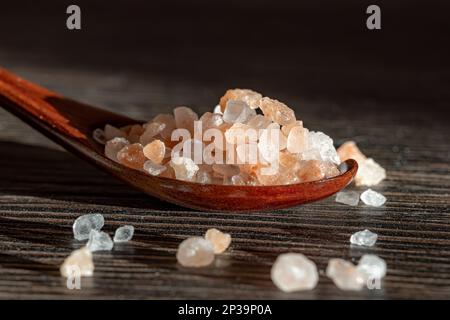 Sale rosa himalayano in legno è usato per insaporire il cibo. A causa principalmente dei costi di marketing, il sale himalayano rosa è fino a venti volte più costoso di t Foto Stock