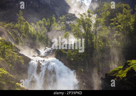 Latefossen è una delle cascate più visitate della Norvegia e si trova vicino a Skare e Odda nella regione di Hordaland, Norvegia. È composto da due separatori Foto Stock