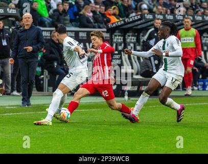 Sport, calcio, Bundesliga, 2022/2023, Borussia Moenchengladbach vs. SC Freiburg 0-0, Stadio Borussia Park, scena della partita, f.l.t.r. allenatore di testa Christian Streich (SCF), rami Bensebaini (MG), Ritsu Doan (SCF), Kouadio Emmanuel Kone (MG), Stadio Borussia Park, scena della partita o sequenze DI immagini del giocatore di PETERQUANTIS (SCF), DIVIETO di UTILIZZARE QUALSIASI SEQUENZA DI qualsiasi VIDEO o di utilizzare le sequenze di immagini da parte del giocatore di qualsiasi giocatore di qualsiasi titolo (SCF) Foto Stock