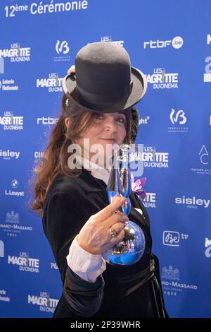 Bruxelles, Belgio. 05th Mar, 2023. Agnes Jaoui premia Magritte posa con il suo premio durante il '12th 'Les Magritte Du Cinema' Awards il 04 marzo 2023 a Bruxelles, Belgio. Foto di Sebastien Courdji/ABACAPRESS.COM Credit: Abaca Press/Alamy Live News Foto Stock