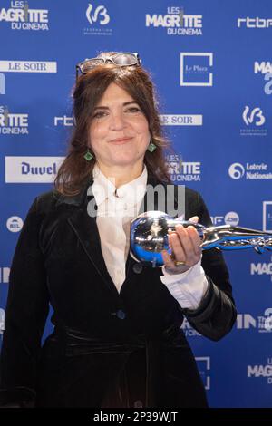 Bruxelles, Belgio. 05th Mar, 2023. Agnes Jaoui premia Magritte posa con il suo premio durante il '12th 'Les Magritte Du Cinema' Awards il 04 marzo 2023 a Bruxelles, Belgio. Foto di Sebastien Courdji/ABACAPRESS.COM Credit: Abaca Press/Alamy Live News Foto Stock