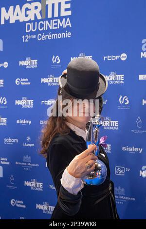 Bruxelles, Belgio. 05th Mar, 2023. Agnes Jaoui premia Magritte posa con il suo premio durante il '12th 'Les Magritte Du Cinema' Awards il 04 marzo 2023 a Bruxelles, Belgio. Foto di Sebastien Courdji/ABACAPRESS.COM Credit: Abaca Press/Alamy Live News Foto Stock