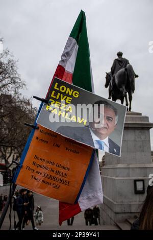 Londra, Regno Unito - 4 marzo 2023: Centinaia di monarchici iraniani-britannici si sono riuniti a Trafalgar Square per denunciare la Repubblica islamica dell'Iran. Hanno tenuto in mano immagini del principe ereditario Reza Pahlavi e di Mahsa Amini, nonché immagini delle vittime delle recenti proteste in Iran. Agitarono la bandiera del Leone e del Sole dell'Iran. Il Leone e il Sole è un antico simbolo iraniano che era stato sulla bandiera iraniana per secoli, ma è stato cambiato dopo la Rivoluzione islamica nel 1979. I manifestanti hanno chiesto il ripristino della monarchia in Iran e hanno cantato slogan contro l'attuale regime. Credito: Sinai Noor/Alamy Foto Stock