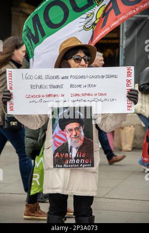 Londra, Regno Unito - 4 marzo 2023: Centinaia di monarchici iraniani-britannici si sono riuniti a Trafalgar Square per denunciare la Repubblica islamica dell'Iran. Hanno tenuto in mano immagini del principe ereditario Reza Pahlavi e di Mahsa Amini, nonché immagini delle vittime delle recenti proteste in Iran. Agitarono la bandiera del Leone e del Sole dell'Iran. Il Leone e il Sole è un antico simbolo iraniano che era stato sulla bandiera iraniana per secoli, ma è stato cambiato dopo la Rivoluzione islamica nel 1979. I manifestanti hanno chiesto il ripristino della monarchia in Iran e hanno cantato slogan contro l'attuale regime. Credito: Sinai Noor/Alamy Foto Stock