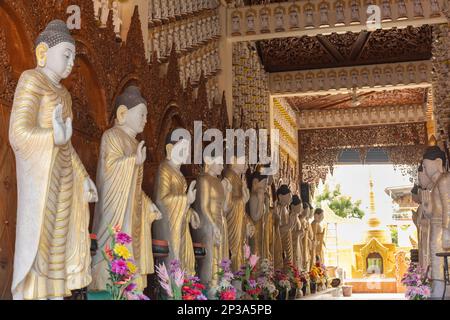 Penang / Malesia - Fabruary 22 2023: Tempio birmano Dharmikarama a georgetown Penang, Malesia Tempio birmano fuori del Myanmar con un sacco di touri Foto Stock