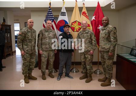 Brent Borelli, il direttore del campo da golf USAG Humphreys (centro), riceve una moneta dagli Stati Uniti Omar Jones, comandante generale dell'IMCOM, presso la Maude Hall di Camp Humphreys, 3 febbraio 2023. La visita ha offerto alla leadership dell'IMCOM l'opportunità di ringraziare la forza lavoro della guarnigione, identificando al contempo le Best practice per l'adozione in altre guarnigioni. Foto Stock