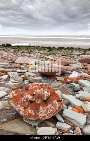 mattoni erosi e logori da vecchi edifici sulla spiaggia di crosby merseyside Foto Stock