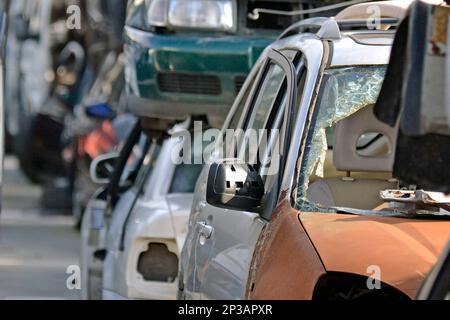 Automobili distrutte accatastate al cantiere di riciclaggio del metallo Foto Stock