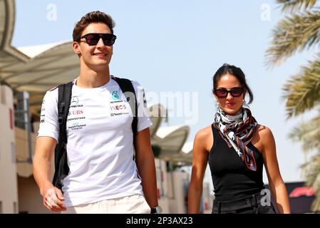 (L a R): George Russell (GBR) Mercedes AMG F1 con la sua ragazza Carmen Montero Mundt. Campionato del mondo di Formula uno, Rd 1, Gran Premio del Bahrain, domenica 5th marzo 2023. Sakhir, Bahrein. Foto Stock