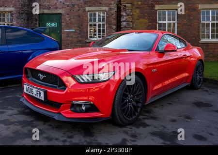 2016 Ford Mustang GT ‘AD16 JFK’ in mostra all’assemblea Ford tenutasi presso il Bicester Heritage Centre il 26th febbraio 2023. Foto Stock