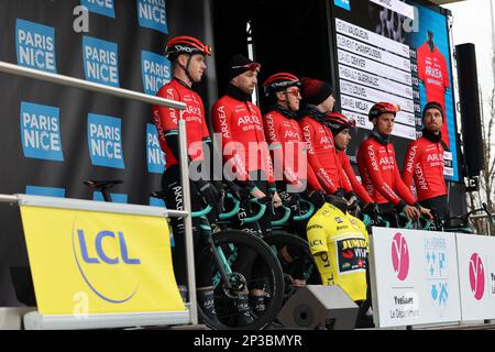 I piloti del team Arkea-Samsic hanno illustrato alla presentazione del team in vista della prima tappa della 81st° edizione della gara ciclistica Parigi-Nizza di otto giorni, da e per la Verriere (169,4km), domenica 05 marzo 2023. FOTO DI BELGA DAVID PINTENS Foto Stock