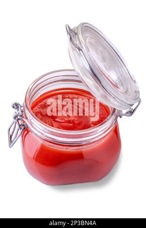 Vasetto in vetro con salsa al pomodoro aperto nella vista dall'alto isolato su sfondo bianco, percorso di ritaglio incluso Foto Stock