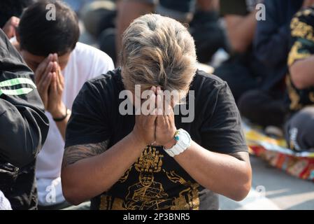 Nakhon Chai si, Thailandia. 04th Mar, 2023. Il discepolo si riunisce al tradizionale Sak Yant Festival 2023 al tempio di Bang Phra, nella provincia di Nakhon Pathom (a ovest di Bangkok), in thailandia il 4 marzo 2023. Mostrare rispetto e culto Maestro tatuaggio. (Foto di Teera Noisakran/Pacific Press) Credit: Pacific Press Media Production Corp./Alamy Live News Foto Stock