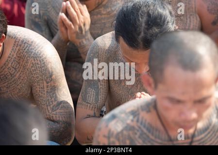 Nakhon Chai si, Thailandia. 04th Mar, 2023. Il discepolo si riunisce al tradizionale Sak Yant Festival 2023 al tempio di Bang Phra, nella provincia di Nakhon Pathom (a ovest di Bangkok), in thailandia il 4 marzo 2023. Mostrare rispetto e culto Maestro tatuaggio. (Foto di Teera Noisakran/Pacific Press) Credit: Pacific Press Media Production Corp./Alamy Live News Foto Stock