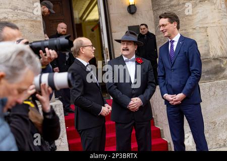 Detmold, Germania. 05th Mar, 2023. Da sinistra: André Kuper (CDU), Presidente del Parlamento di Stato della Renania settentrionale-Vestfalia, Dr. Axel Lehmann (SPD), Amministratore distrettuale della Contea di Lippe, e Hendrik Wüst (CDU), Ministro Presidente della Renania settentrionale-Vestfalia, Di fronte al Teatro di Stato di Detmold sul tappeto rosso prima della cerimonia '900 anni di Lippe e 50 anni della Contea di Lippe' con il Presidente del Ministro dell'NRW Hendrik Wüst e il Presidente Federale Frank-Walter Steinmeier al Teatro di Stato di Detmold. Credit: Christoph Reichwein/dpa/Alamy Live News Foto Stock