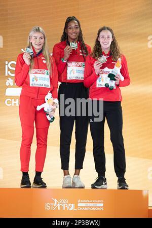 Istanbul, Turchia. 5th Mar 2023. Adrianna Sulek di Polonia, Nafissatou Thiam e Noor Vidtsin di Belgio cerimonia di medaglia nel Pentathlon femminile il giorno 4 dei Campionati europei di atletica al coperto alla Ataköy Athletics Arena di Istanbul, Türkiye. Foto di Gary Mitchell/Alamy Live News Foto Stock