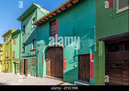 Le case del villaggio di Ghizzano, Pisa, Italia, colorate con varie sfumature di verde Foto Stock