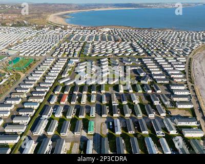 Porthcawl, Galles - Marzo 2023: Veduta aerea del parco delle roulotte di Trecco Bay nel Galles del Sud, uno dei più grandi d'Europa. E' gestito da Parkdean . Foto Stock