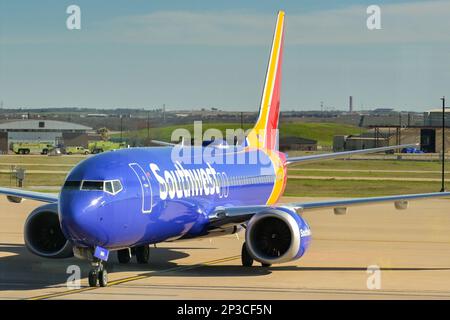 Austin, Texas - Febbraio 2023: Il jet da 737 passeggeri della Southwest Airlines Boeing arriva al terminal dell'aeroporto della città. Foto Stock