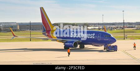 Austin, Texas - Febbraio 2023: Il jet Boeing 737 della Southwest Airlines viene spinto indietro dal terminal dell'aeroporto da un piccolo trattore per il decollo Foto Stock