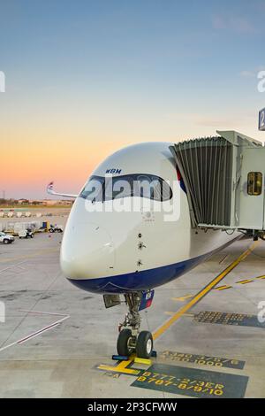 Austin, Texas - Febbraio 2023: Primo piano in vista di un jet passeggeri British Airways Airbus A350 (registrazione G-XWBM) al tramonto. Foto Stock
