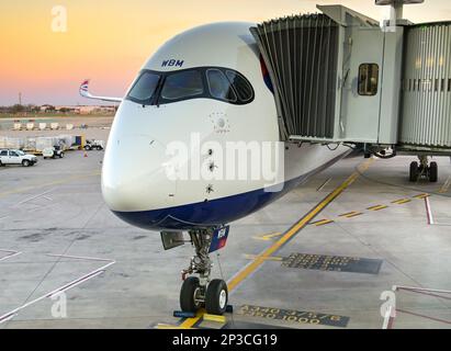 Austin, Texas - Febbraio 2023: Primo piano in vista di un jet passeggeri British Airways Airbus A350 (registrazione G-XWBM) al tramonto. Foto Stock