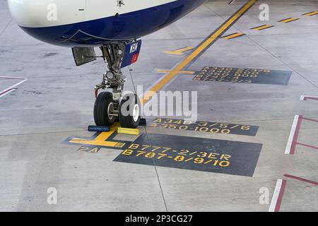Austin, Texas - Febbraio 2023: Ruota anteriore di un jet British Airways Airbus A350 parcheggiato al terminal sulle marcature per mostrare il punto di sosta. Foto Stock