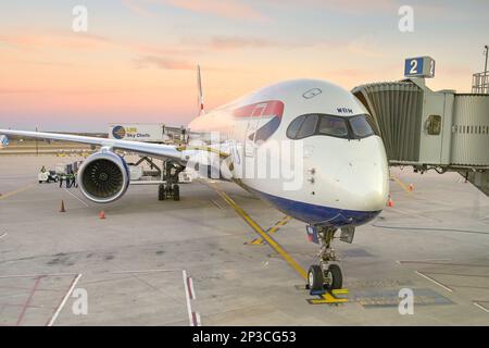 Austin, Texas - Febbraio 2023: Primo piano in vista di un jet passeggeri British Airways Airbus A350 (registrazione G-XWBM) all'aeroporto della città. Foto Stock