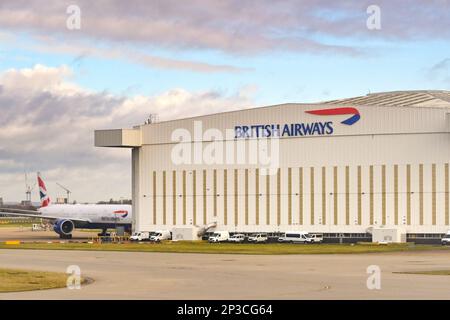 Londra, Inghilterra, Regno Unito - Gennaio 2023: Hangar di manutenzione dell'ingegneria della British Airways all'aeroporto di Heathrow Foto Stock