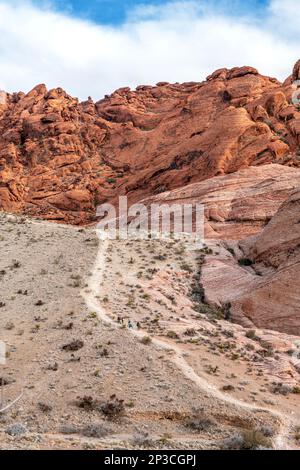 I sentieri escursionistici si trovano in tutto il Red Rock Canyon a Las Vegas, che offrono agli avventurieri l'accesso alla remota natura selvaggia dell'area protetta. Foto Stock