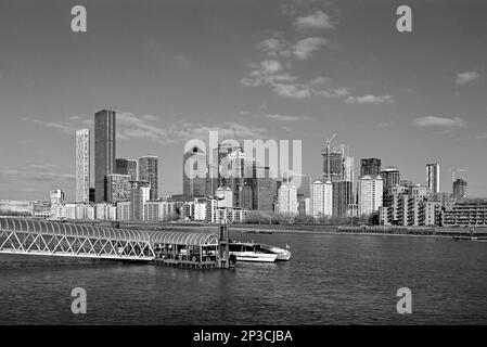 Groenlandia Surrey Quays Pier e Canary Wharf sul Tamigi, South East London, Regno Unito Foto Stock