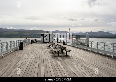 Il molo di Beaumaris si affaccia sullo stretto di Menai a Anglesey, nel Galles del Nord. Foto Stock