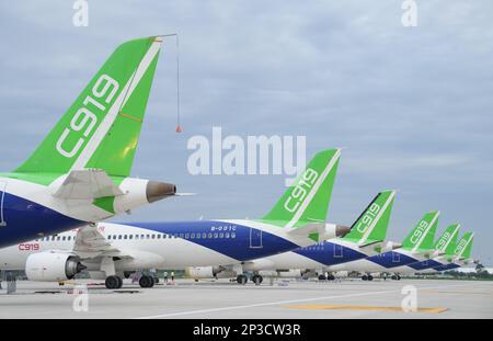 Pechino, Cina. 18th luglio, 2022. Questa foto scattata il 18 luglio 2022 mostra C919 jet nella contea di Pucheng, nella provincia Shaanxi del nord-ovest della Cina. Il C919 è il primo grande jetliner della Cina. Credit: Ding Ting/Xinhua/Alamy Live News Foto Stock