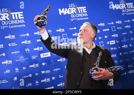 L'attore-regista Bouli Lanners si presenta con i suoi premi all'edizione 12th della cerimonia di premiazione del film 'Magritte du Cinema', sabato 04 marzo 2023, a Bruxelles. I premi sono premiati ai film dei produttori belgi di lingua francese. FOTO DI BELGA LAURIE DIEFFEMBACQ Foto Stock