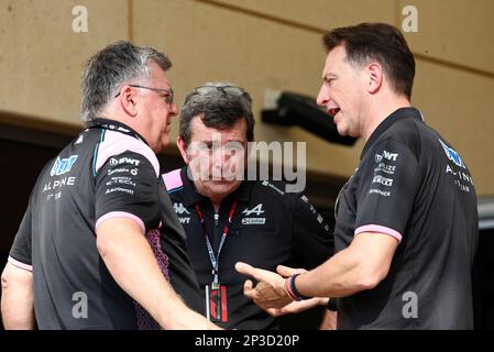 Otmar Szafnauer (USA) Alpine F1 Team, Team Principal (sinistra) e Laurent Rossi (fra) Alpine Chief Executive Officer (destra). 05.03.2023. Campionato del mondo di Formula 1, Rd 1, Gran Premio del Bahrain, Sakhir, Bahrain, Giorno della gara. Il credito fotografico dovrebbe essere: XPB/immagini dell'Associazione Stampa. Foto Stock