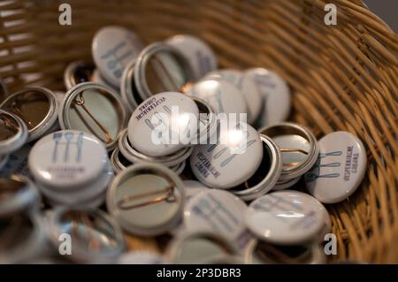 Coburg, Germania. 05th Mar, 2023. I badge si trovano in un cesto all'apertura di una Vesperkirche nella sala della chiesa di San Moriz. La Vesperkirche offre pranzo, eventi culturali e altre attività per due settimane. Credit: Pia Bayer/dpa/Alamy Live News Foto Stock