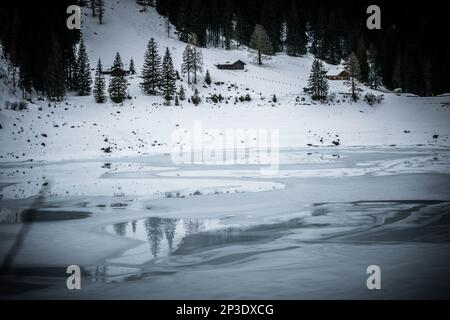 Le temperature fredde e gelide l'inverno austriaco inizia a salire e con esso si rifanno le riflessioni nella lenta fusione dei laghi ghiacciati a Gosausee. Foto Stock