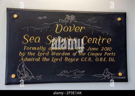 Una targa al dover Sea Sports Centre sul lungomare di dover nel Kent, in Gran Bretagna Foto Stock