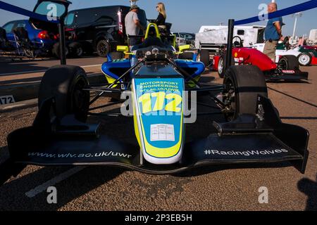 Shane Kelly alla guida di una Formula Renault nel parco ferme al Brighton National Speed Trials 2017. Si tratta del più antico evento automobilistico del Regno Unito, che si svolge nella città costiera sud-orientale di Brighton. Madeira Drive è una strada che corre lungo il lungomare ed è normalmente piena di gente che esplora la spiaggia, il molo e le attrazioni locali. Oggi è trasformato in un corso di prova a tempo 1/4. 2nd settembre 2017. Foto Stock